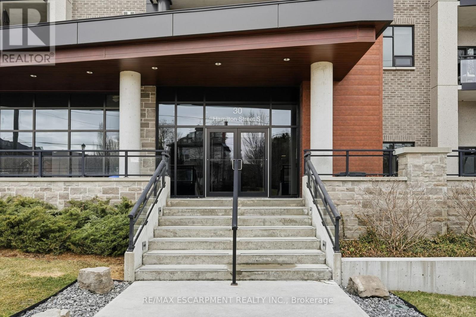 201 - 30 Hamilton Street S, Hamilton, Ontario  L8B 1V8 - Photo 2 - X12894790