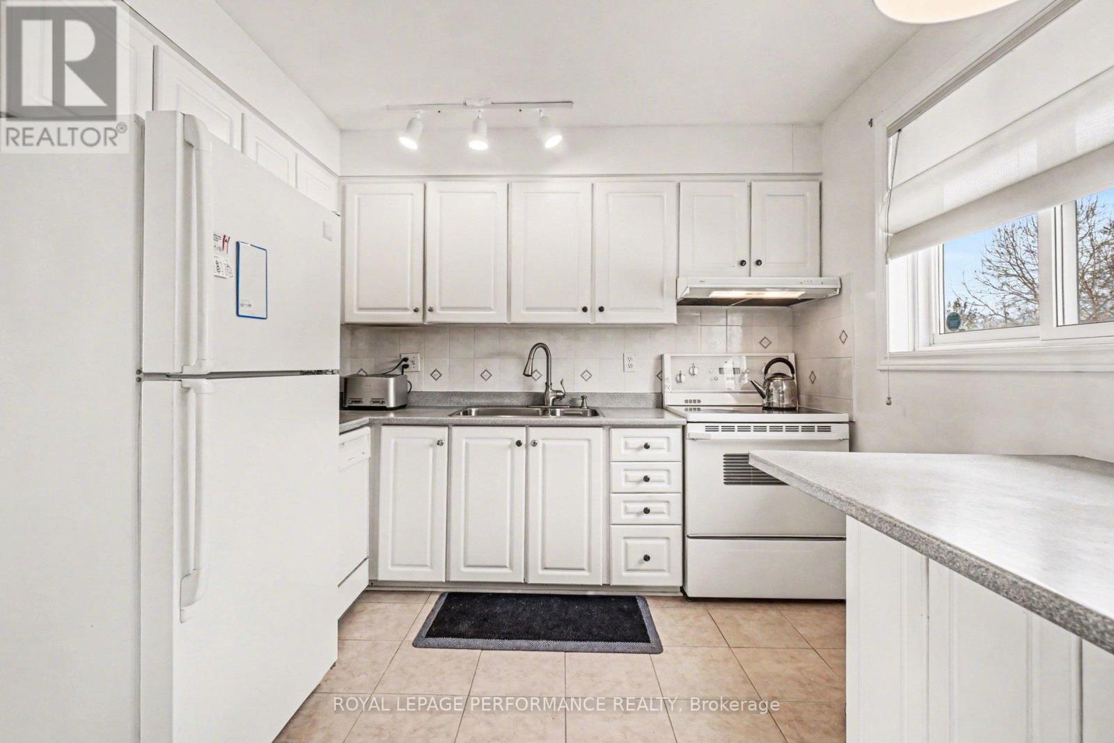 299 Mockingbird Drive, Ottawa, Ontario  K1E 2A4 - Photo 13 - X12895060