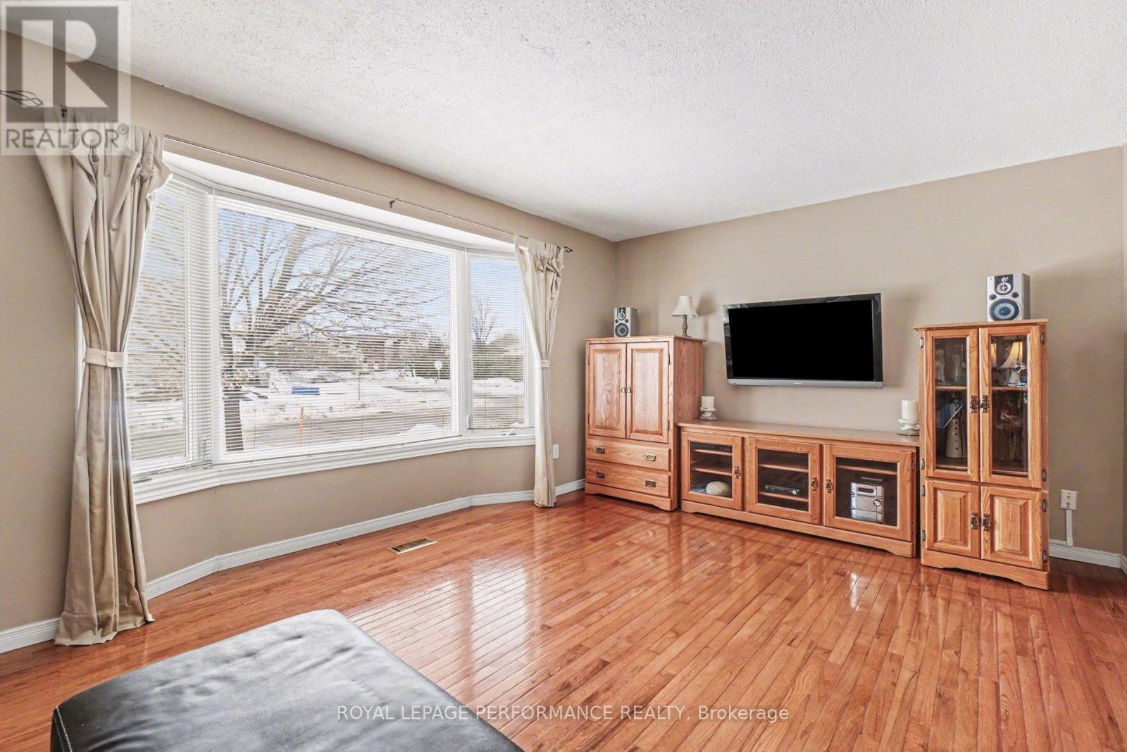 299 Mockingbird Drive, Ottawa, Ontario  K1E 2A4 - Photo 3 - X12895060