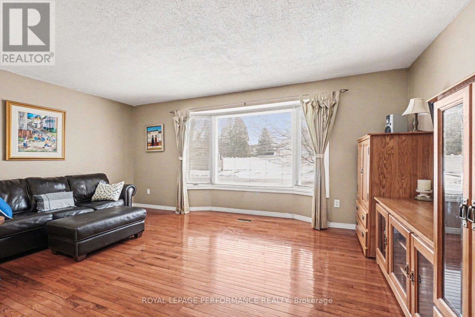 299 Mockingbird Drive, Ottawa, Ontario  K1E 2A4 - Photo 4 - X12895060