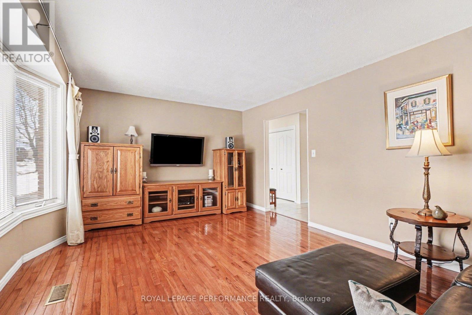 299 Mockingbird Drive, Ottawa, Ontario  K1E 2A4 - Photo 5 - X12895060