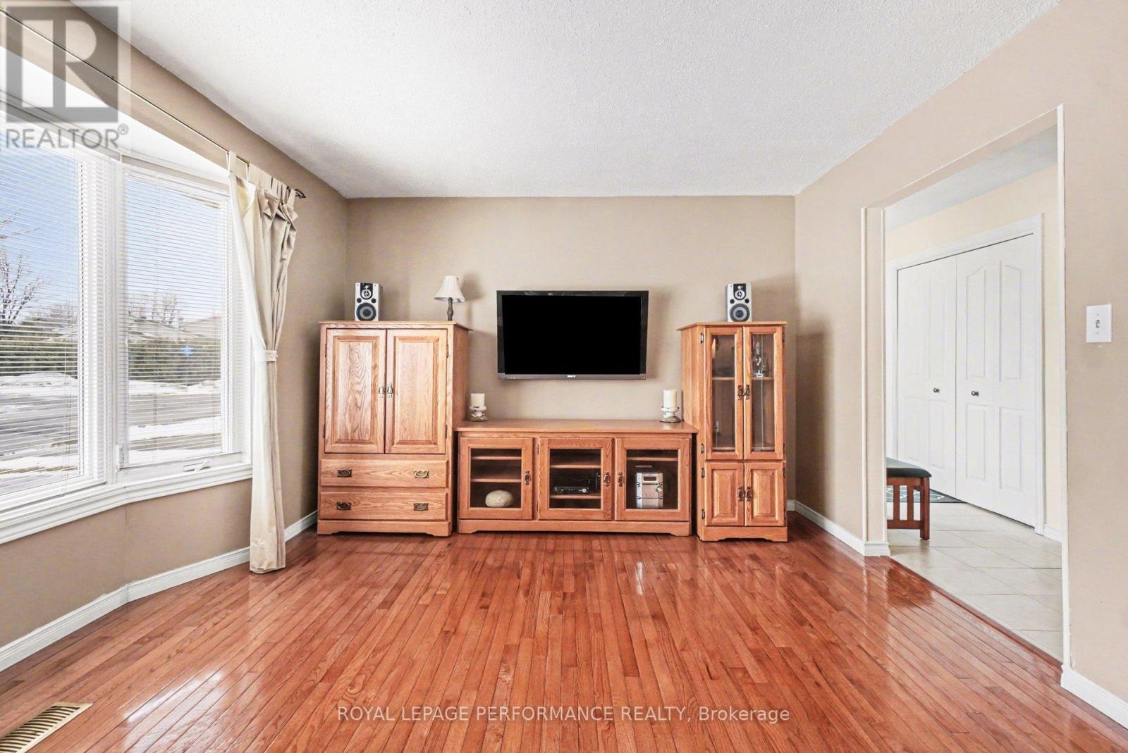 299 Mockingbird Drive, Ottawa, Ontario  K1E 2A4 - Photo 6 - X12895060