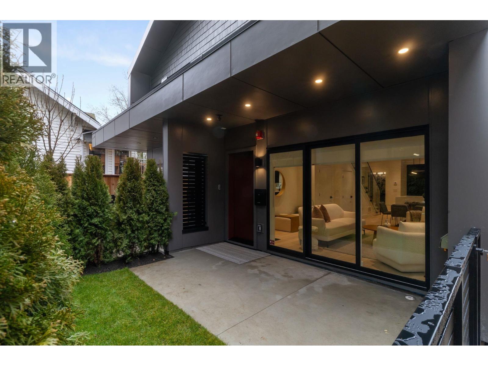 2 2539 Grant Street, Vancouver, British Columbia  V5K 3G6 - Photo 1 - R3101007