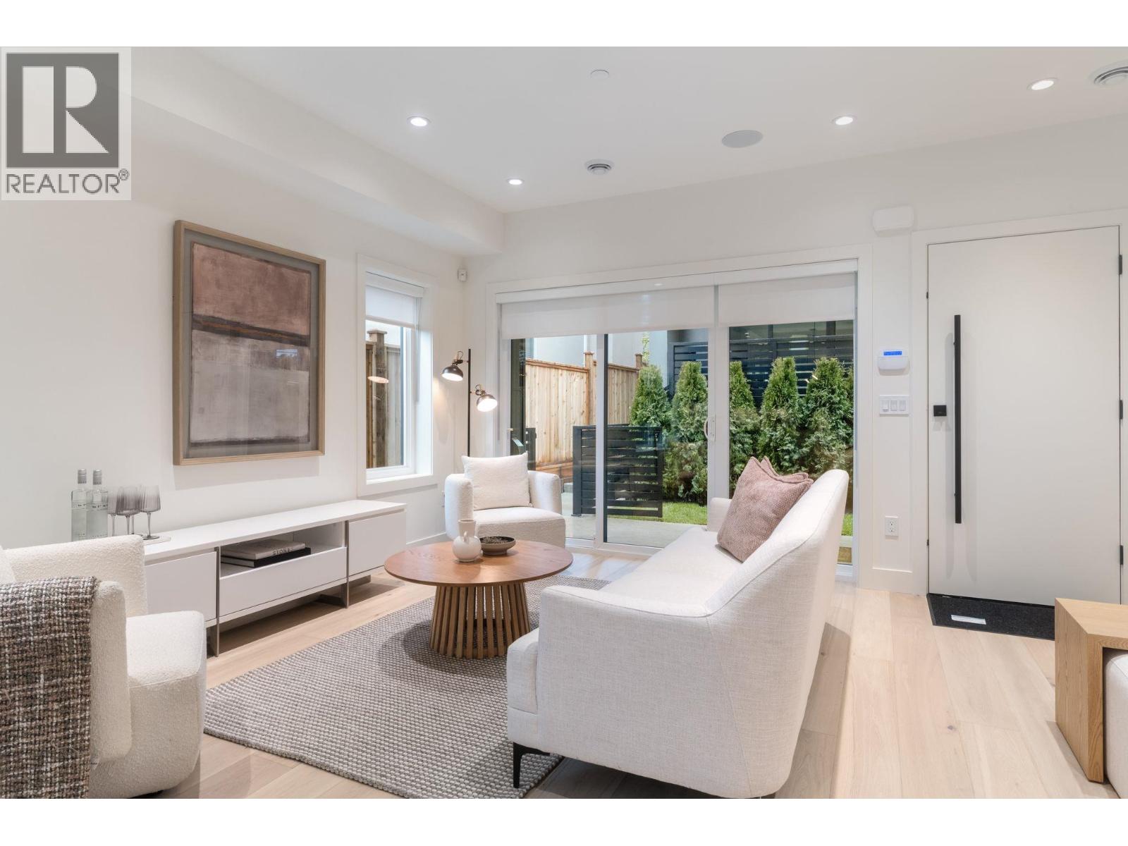 2 2539 Grant Street, Vancouver, British Columbia  V5K 3G6 - Photo 3 - R3101007