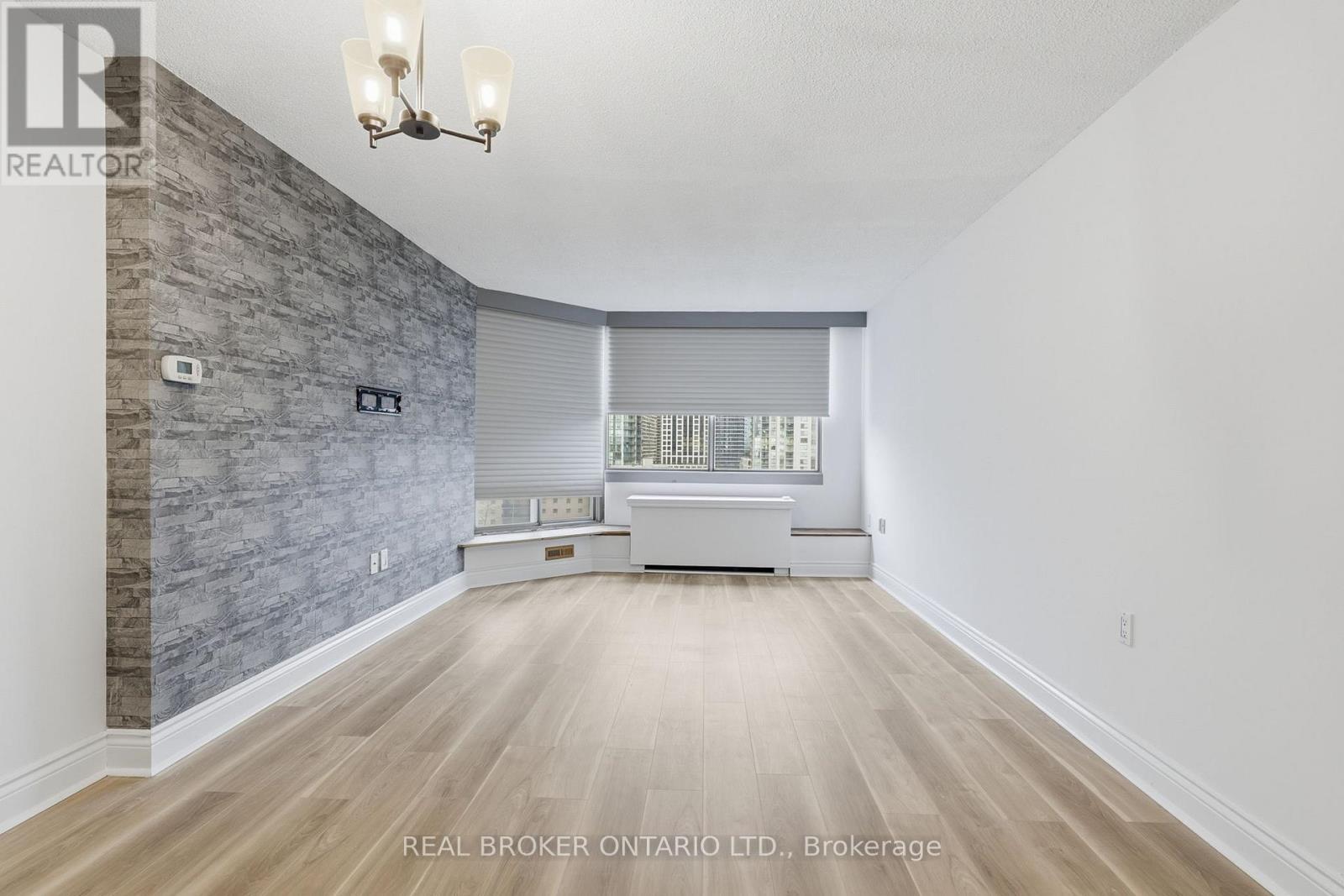 1103 - 25 Fairview Road W, Mississauga, Ontario  L5B 3Y8 - Photo 5 - W12895090