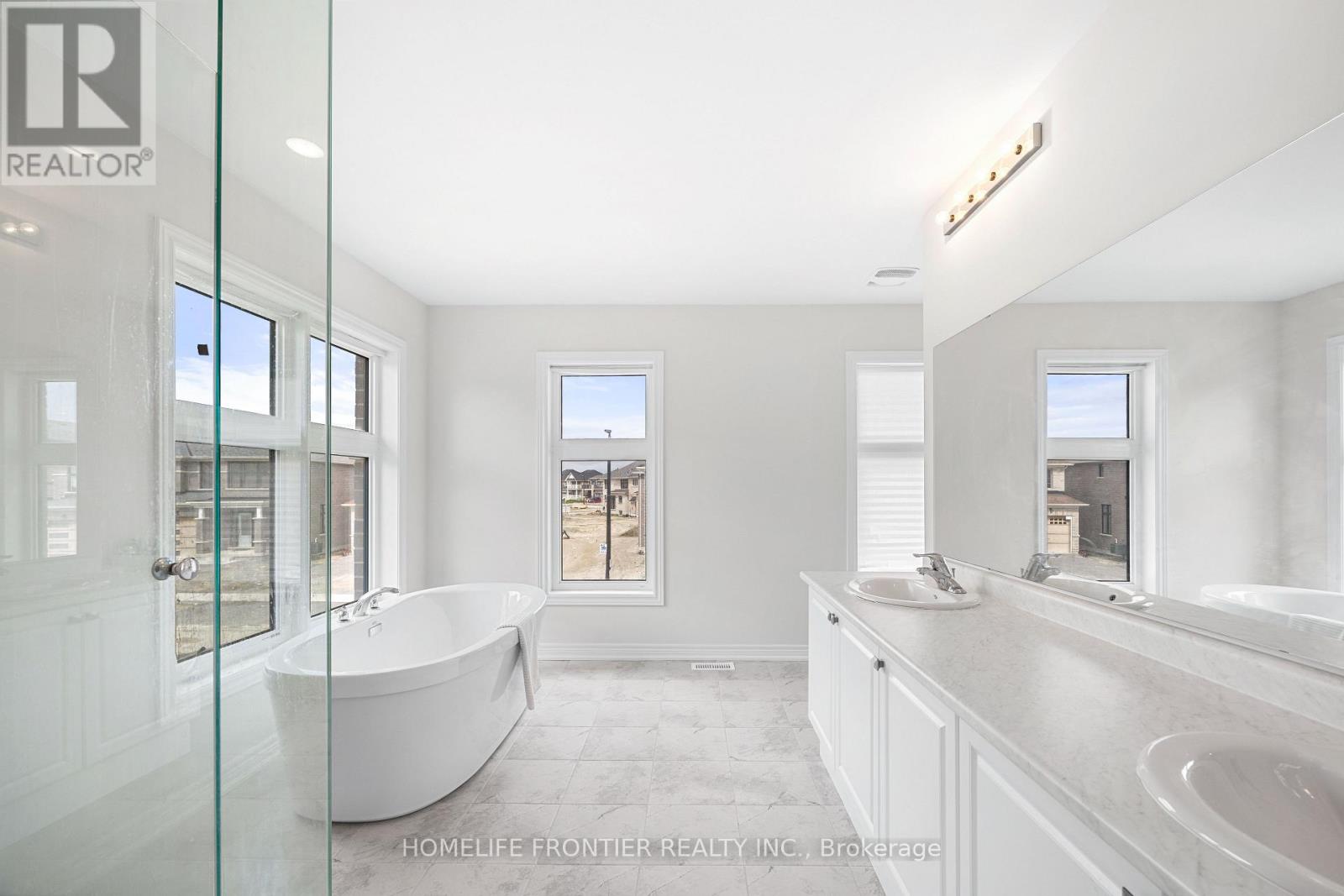 49 Ainsle Hill Crescent, Georgina (Sutton & Jackson's Point), Ontario  L0E 1R0 - Photo 16 - N12892366