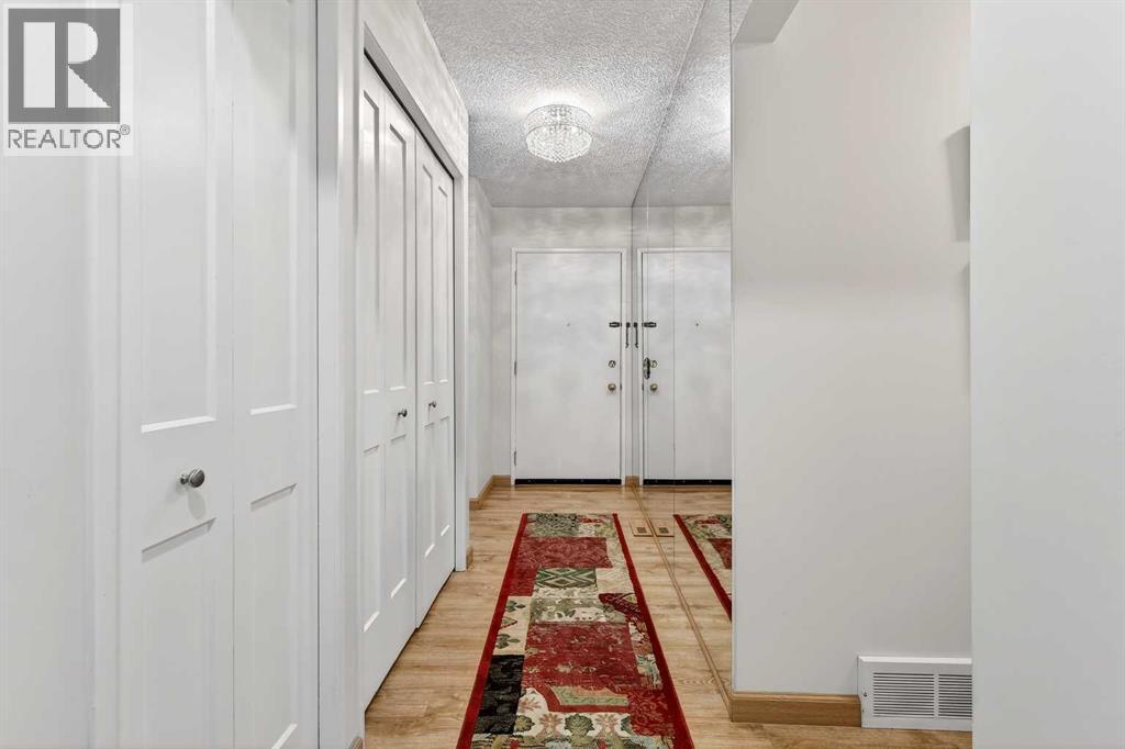 102 Canterbury Place SW, Calgary, Alberta  T2W 1P3 - Photo 3 - A2290306