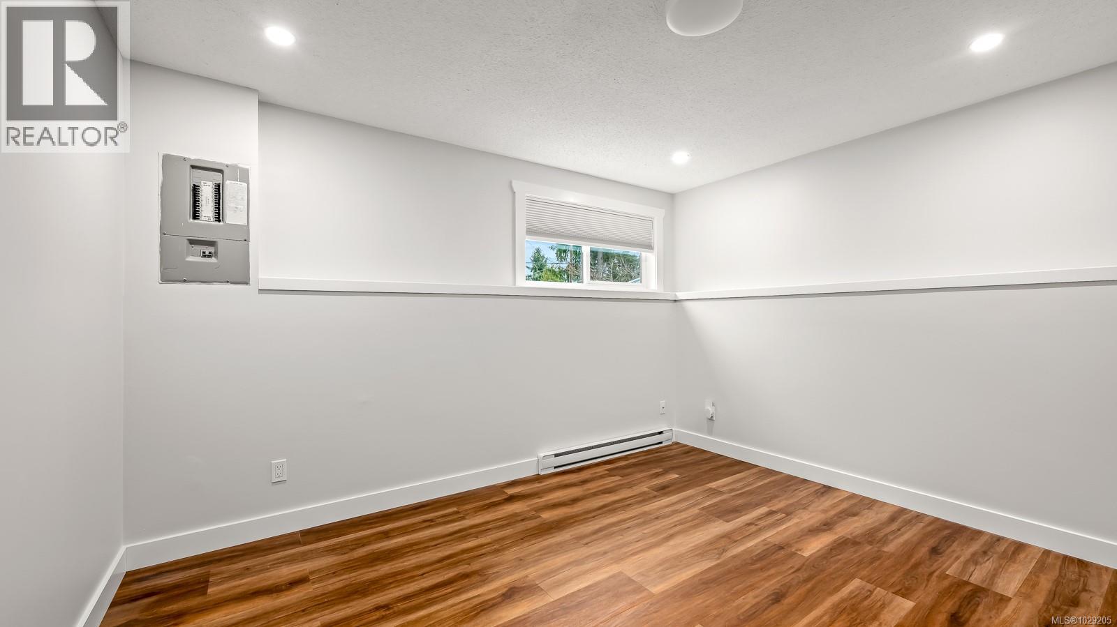 A 2052 1st St, Courtenay, British Columbia  V9N 5N4 - Photo 11 - 1029205