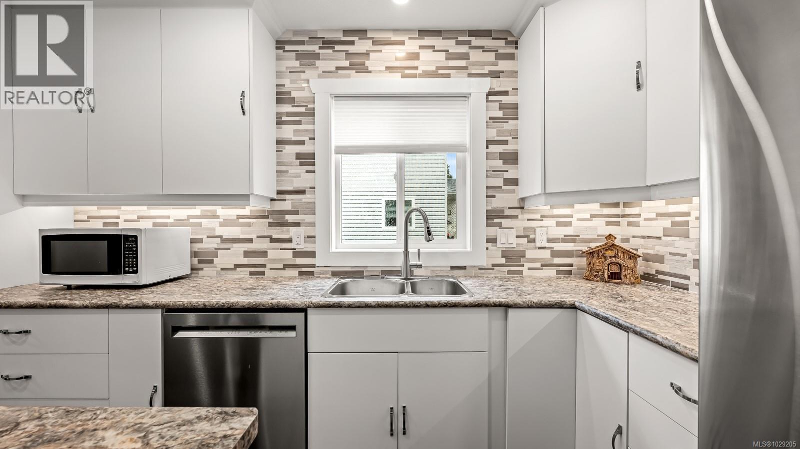 A 2052 1st St, Courtenay, British Columbia  V9N 5N4 - Photo 3 - 1029205