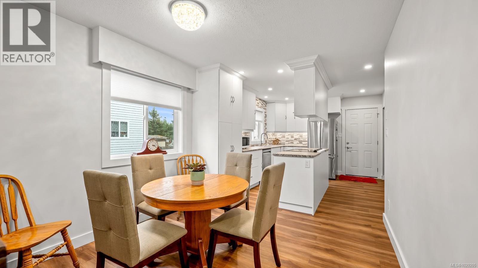 A 2052 1st St, Courtenay, British Columbia  V9N 5N4 - Photo 4 - 1029205