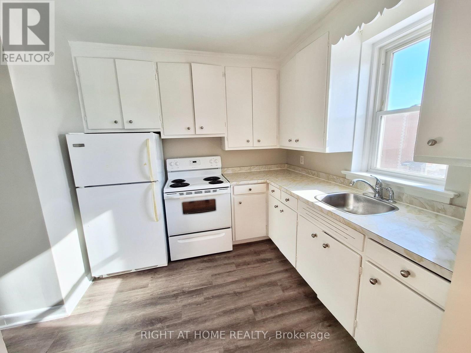 201 - 1 Osler Court, Hamilton, Ontario  L9H 4L2 - Photo 5 - X12895040