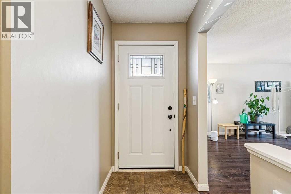 144 Waldron Avenue, Okotoks, Alberta  T1S 1E1 - Photo 3 - A2288213