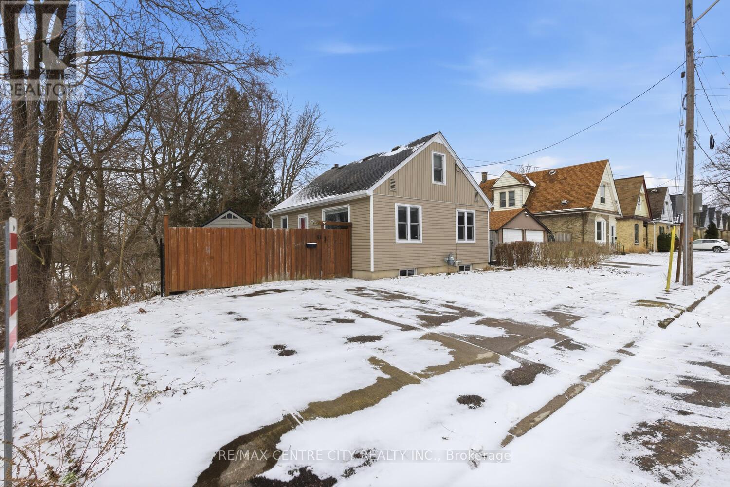 <div class="slider-price">$399,900</div><p>51 Smith Street, London East, Ontario</p>