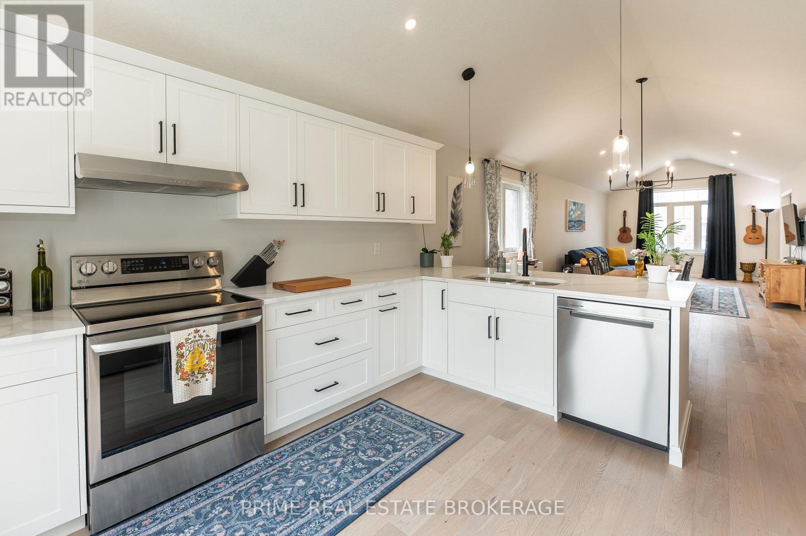 2 Macleod Court, West Elgin, Ontario  N0L 2P0 - Photo 15 - X12895390