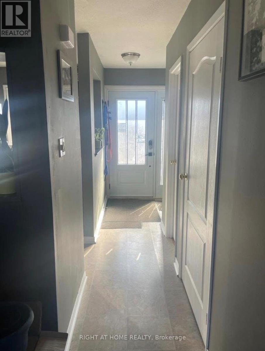 4338 Meadowvale Lane, Ottawa, Ontario  K1B 5A2 - Photo 2 - X12895238