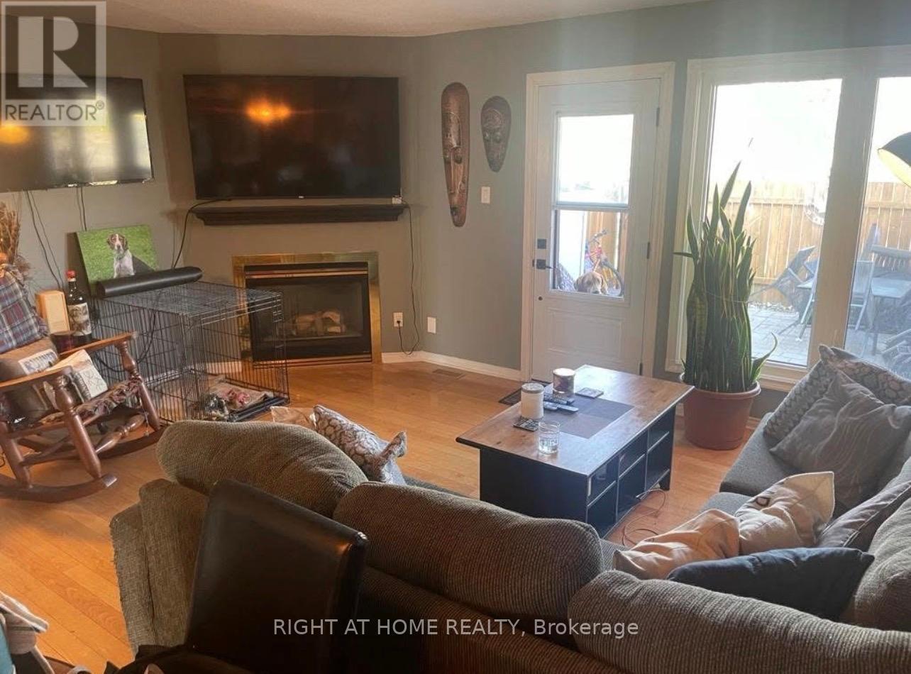 4338 Meadowvale Lane, Ottawa, Ontario  K1B 5A2 - Photo 6 - X12895238