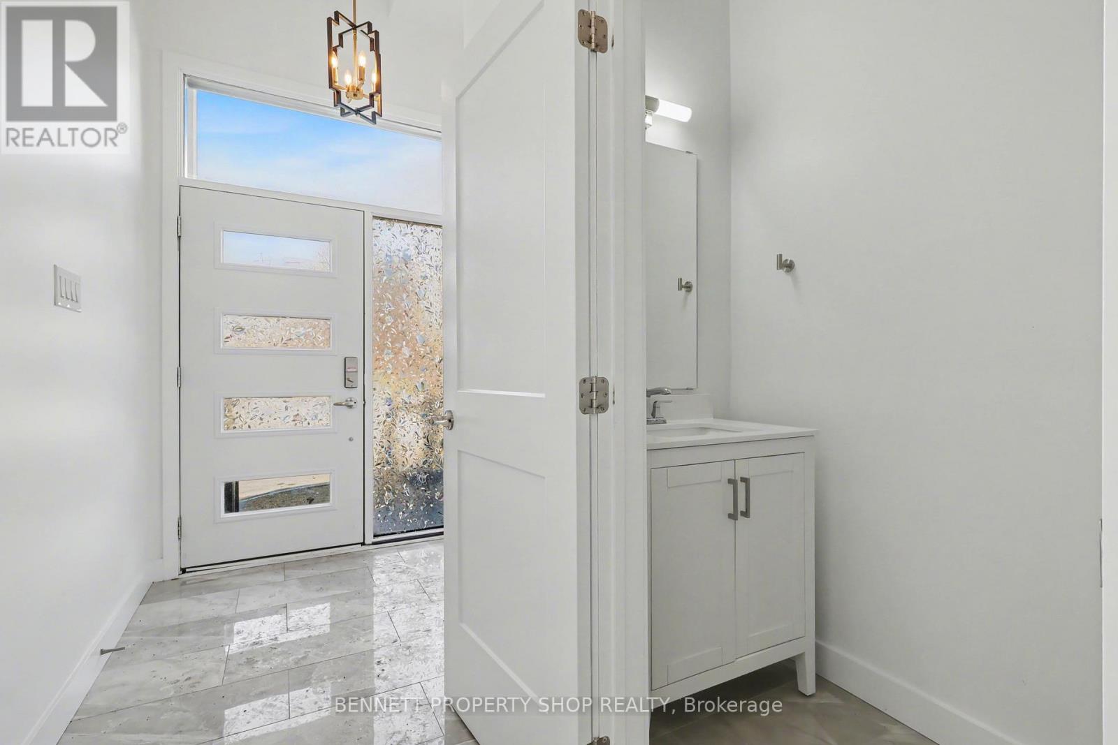 137 Duford Street, Ottawa, Ontario  K1L 6Z5 - Photo 2 - X12895410