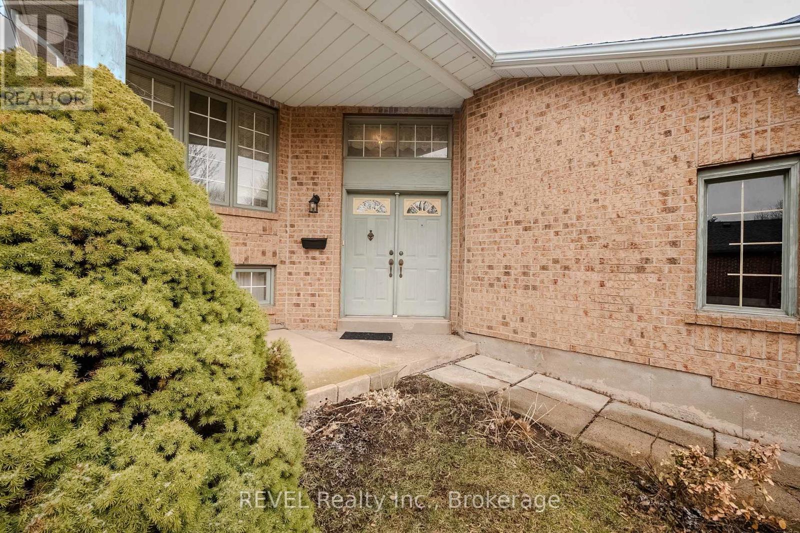 86 Madison Court W, Welland (N. Welland), Ontario  L3C 7G1 - Photo 2 - X12895298