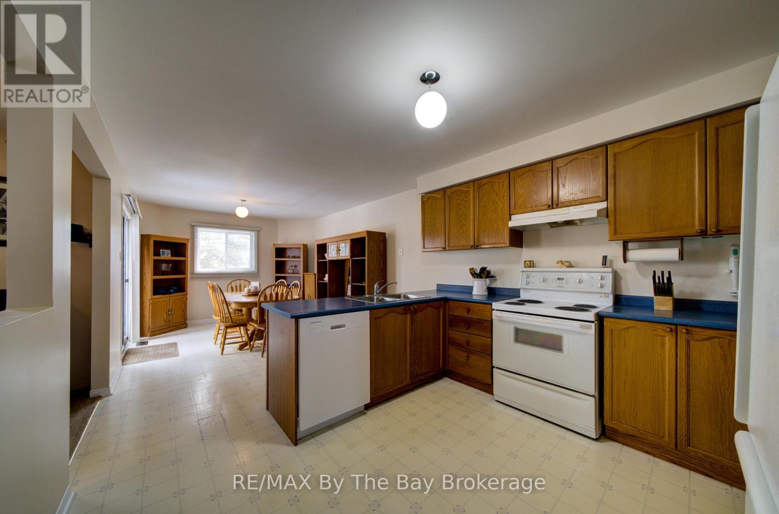 26 Brouwer Crescent, Wasaga Beach, Ontario  L9Z 1L8 - Photo 7 - S12895220