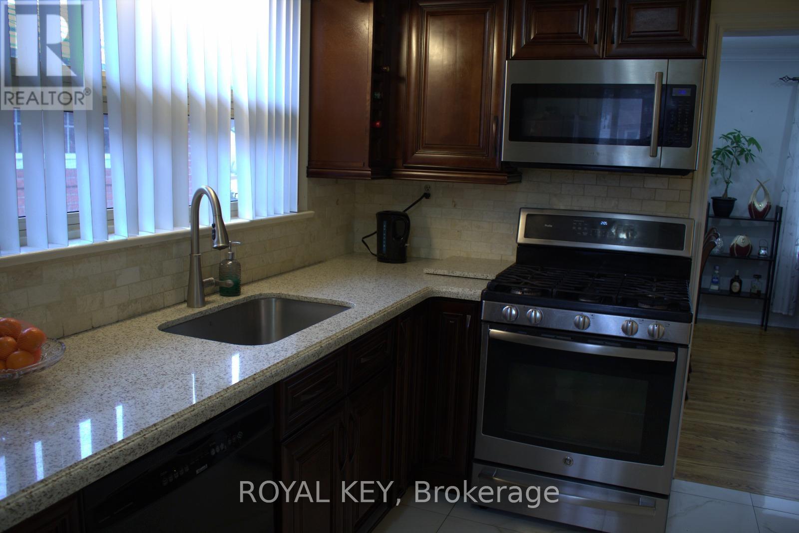 20 Kennebec Crescent, Toronto, Ontario  M9W 2R7 - Photo 10 - W12892834