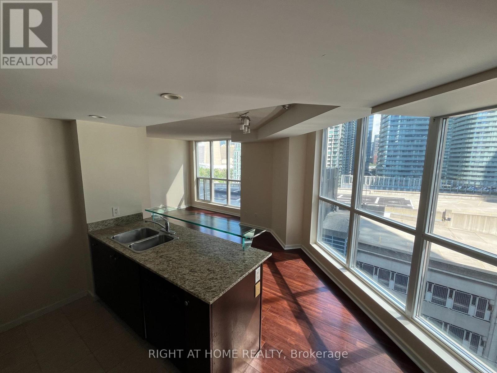 1013 - 208 Queens Quay, Toronto, Ontario  M5J 2Y5 - Photo 6 - C12895132