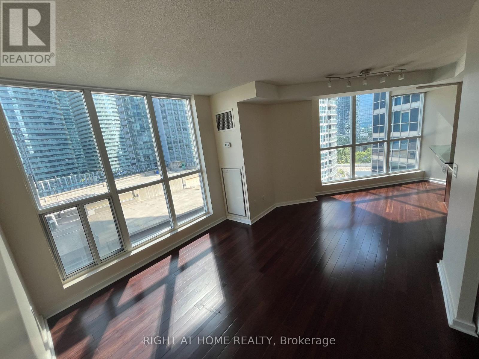 1013 - 208 Queens Quay, Toronto, Ontario  M5J 2Y5 - Photo 7 - C12895132