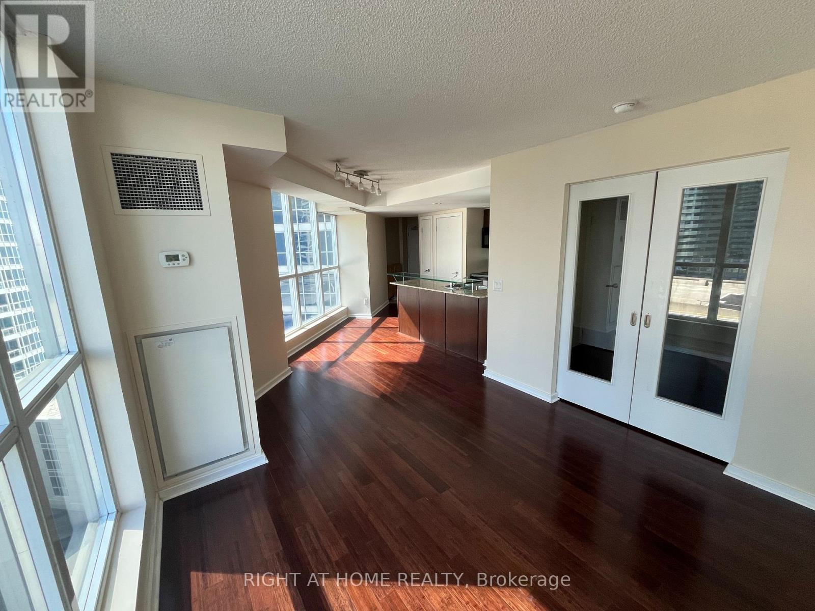 1013 - 208 Queens Quay, Toronto, Ontario  M5J 2Y5 - Photo 8 - C12895132