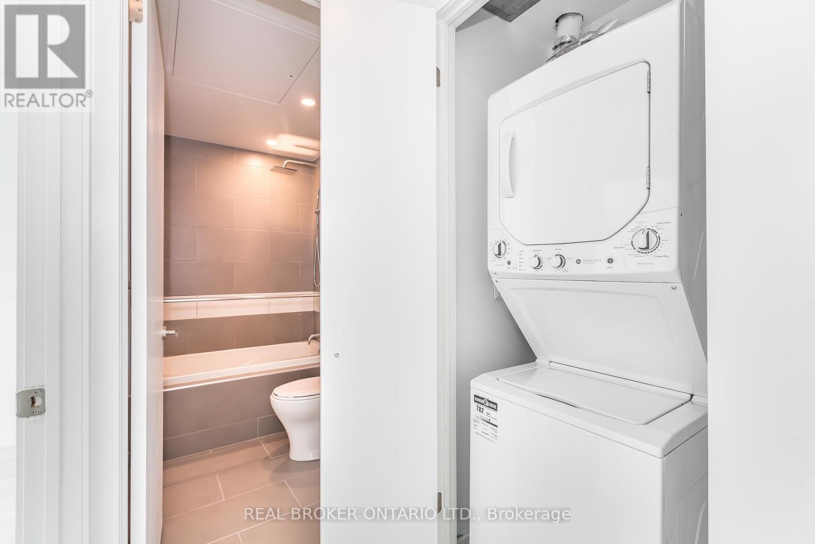 2801 - 197 Yonge Street, Toronto, Ontario  M5B 0C1 - Photo 13 - C12895134