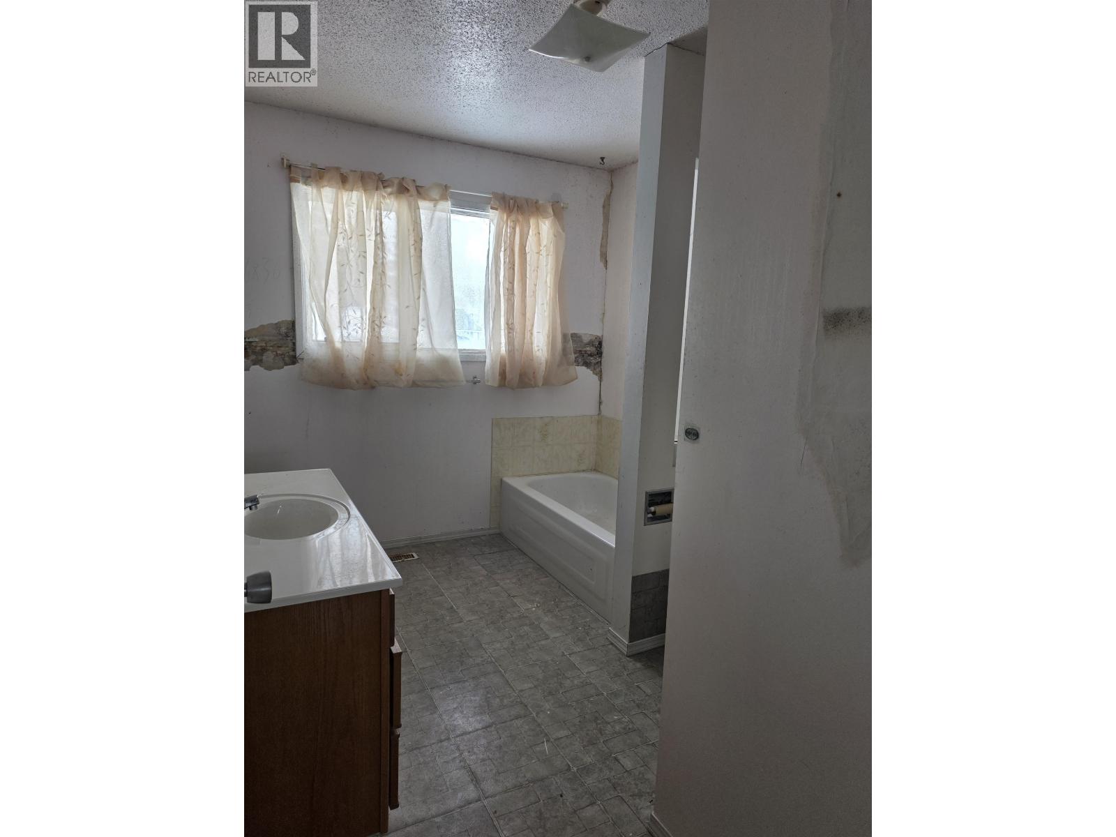 61 Chapman Street, Granisle, British Columbia  V0J 1W0 - Photo 10 - R3101034