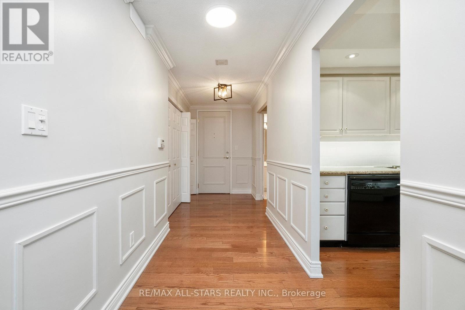 404 - 610 Bullock Drive, Markham (Markville), Ontario  L3R 0G1 - Photo 2 - N12895254