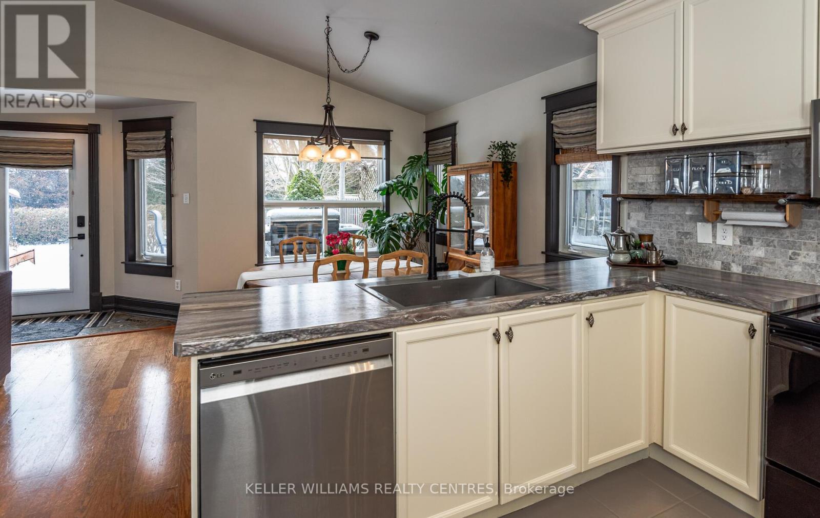 142 Mainprize Crescent, East Gwillimbury, Ontario  L0G 1M0 - Photo 12 - N12895362