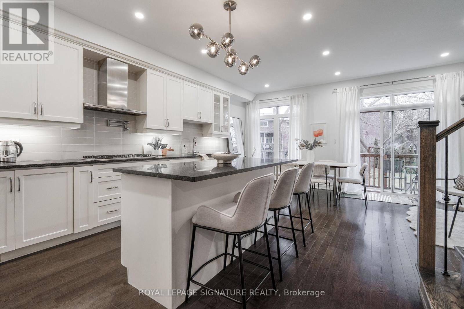 14 Queen Mary Court, Vaughan, Ontario L4L 0H9 - Photo 3 - N12895428