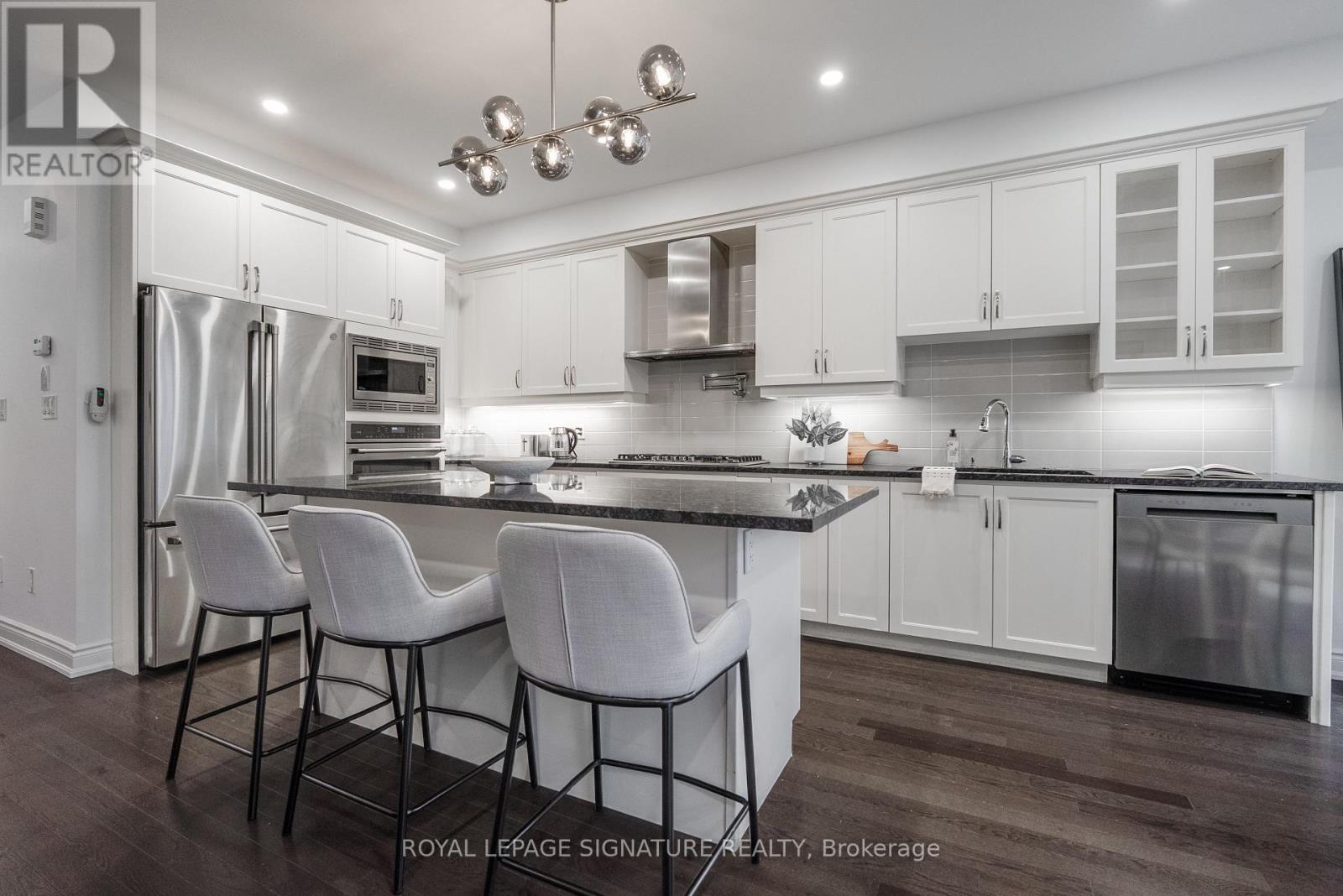 14 Queen Mary Court, Vaughan, Ontario L4L 0H9 - Photo 4 - N12895428