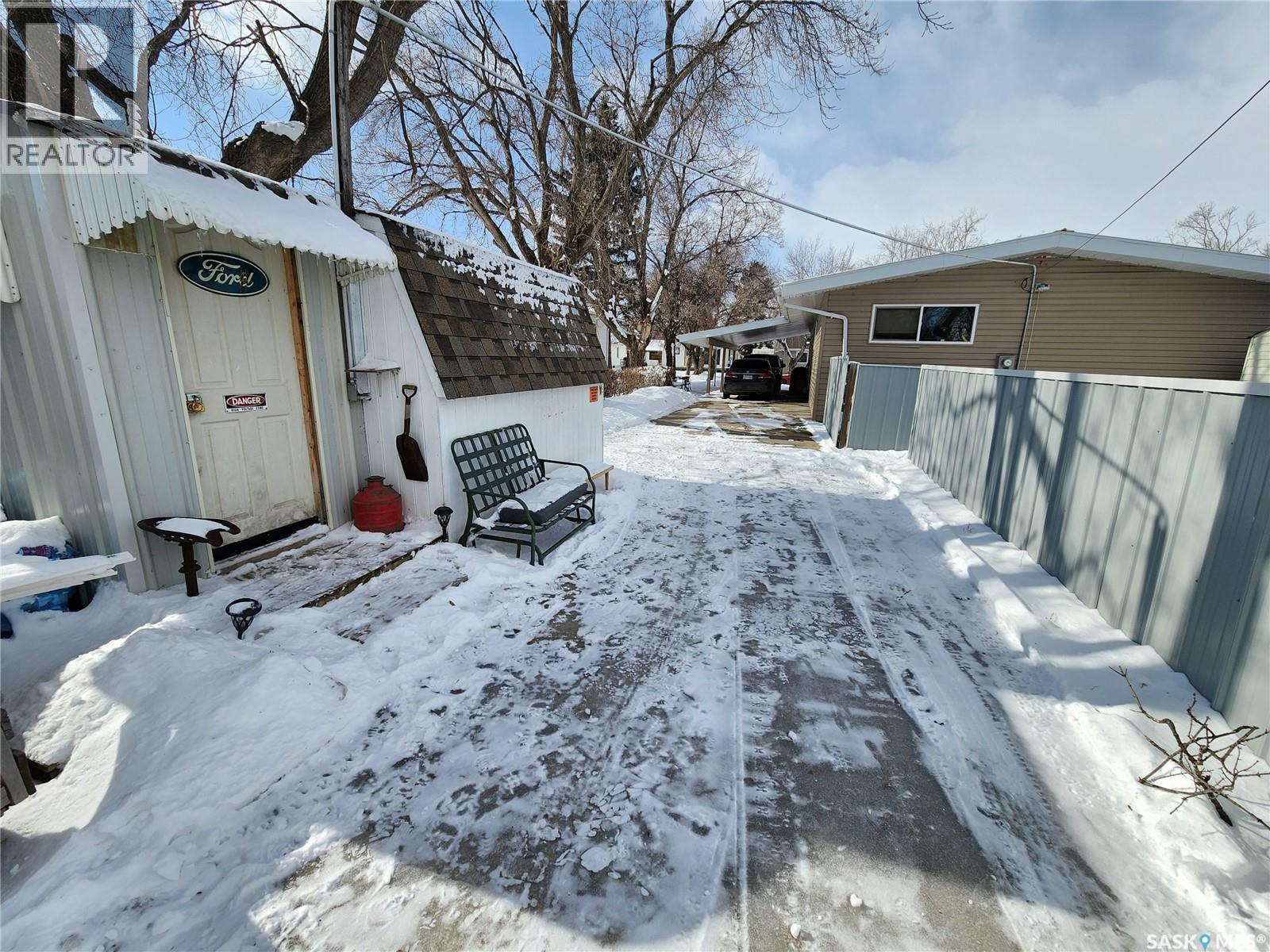 304 Second Avenue E, Lampman, Saskatchewan  S0C 1N0 - Photo 49 - SK030695