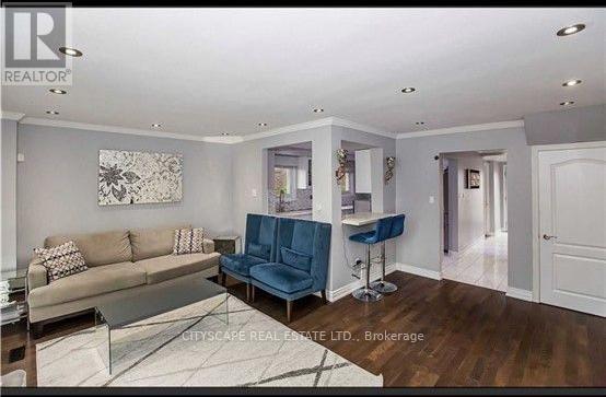 4154 Beacon Lane, Mississauga, Ontario  L5C 3V9 - Photo 4 - W12895146