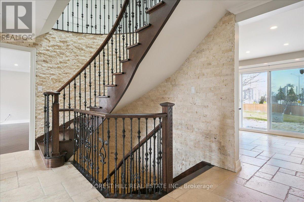 2579 Kenna Court, Mississauga, Ontario  L5K 2K4 - Photo 13 - W12895164