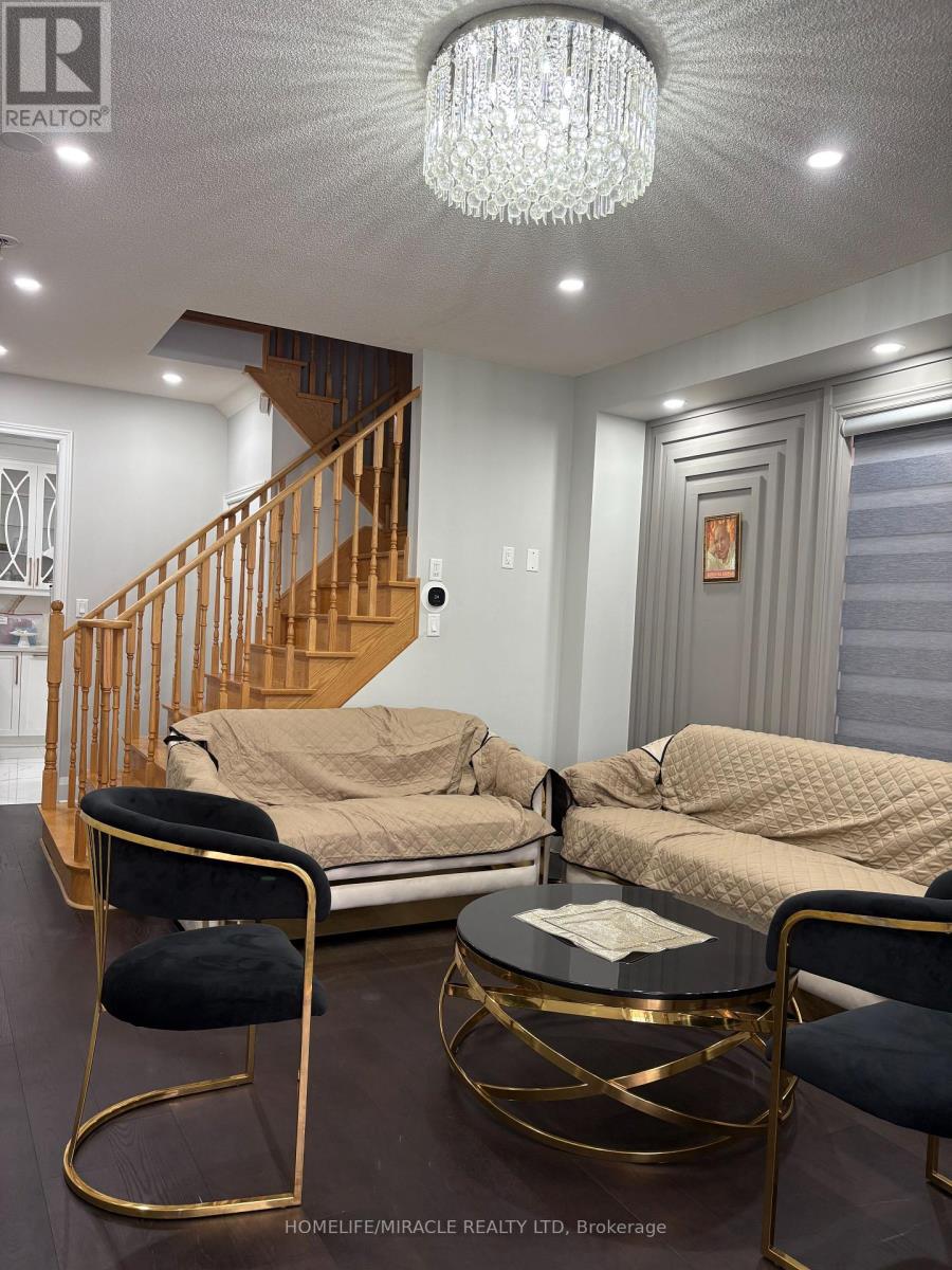 21 Truro Circle, Brampton, Ontario  L7A 4E4 - Photo 3 - W12895232