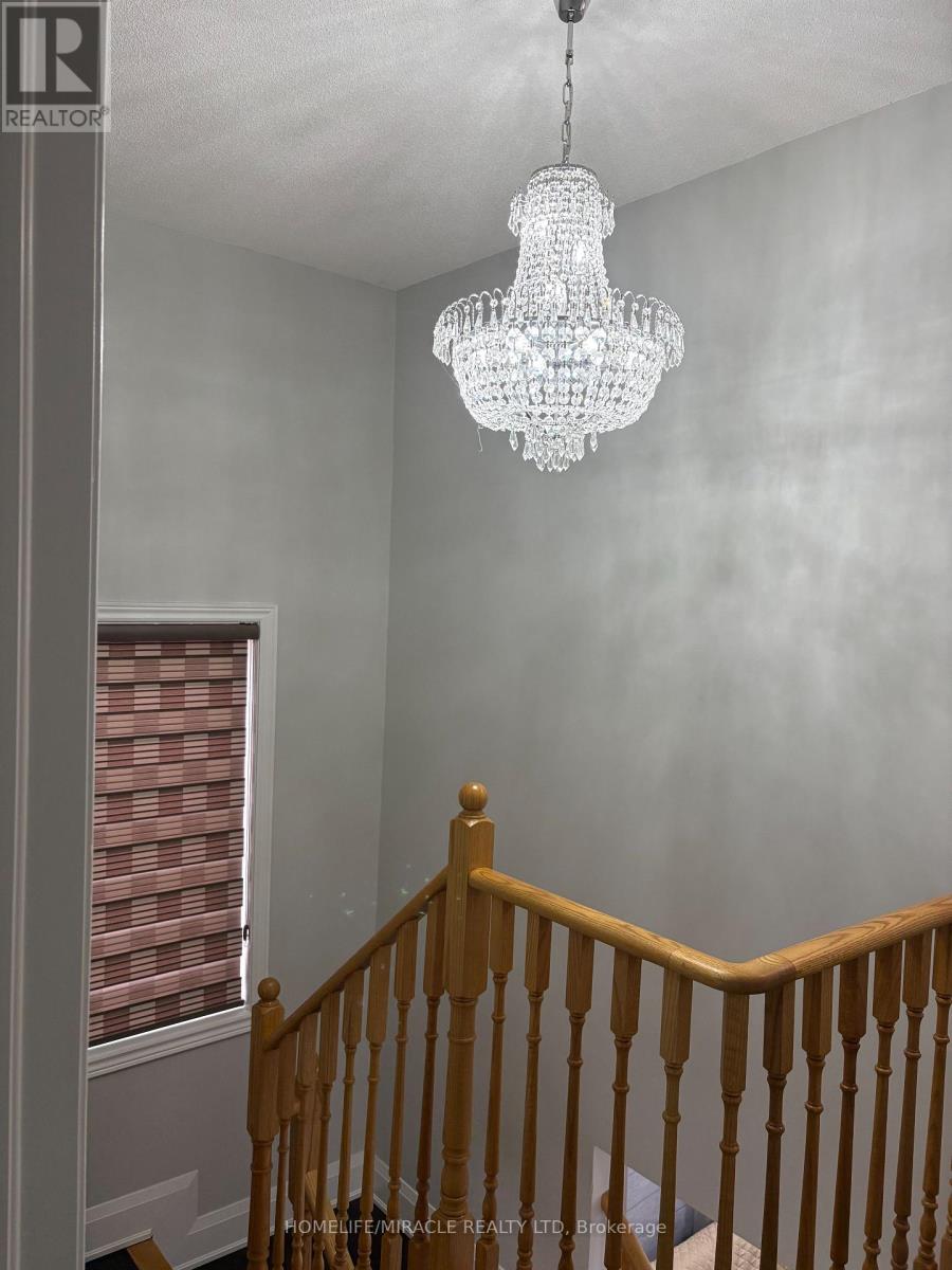 21 Truro Circle, Brampton, Ontario  L7A 4E4 - Photo 5 - W12895232