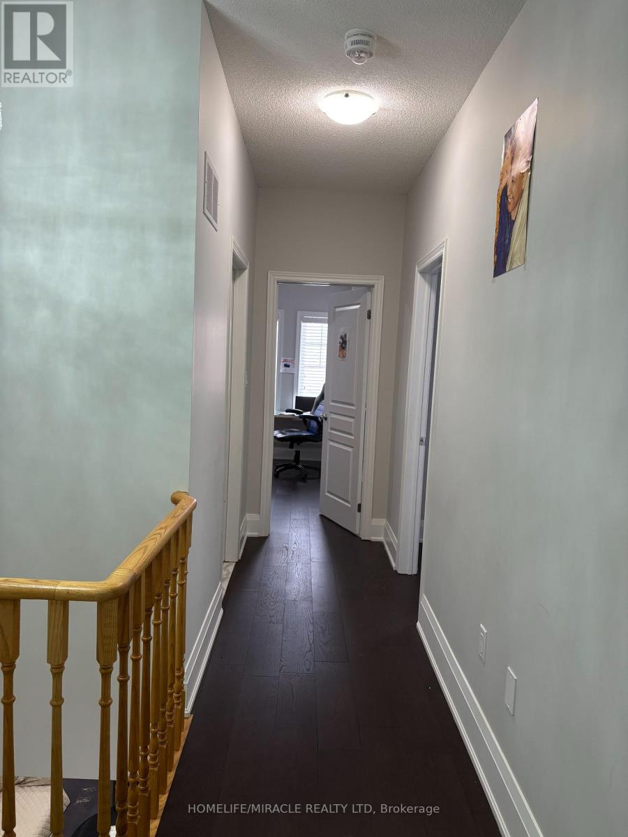 21 Truro Circle, Brampton, Ontario  L7A 4E4 - Photo 6 - W12895232