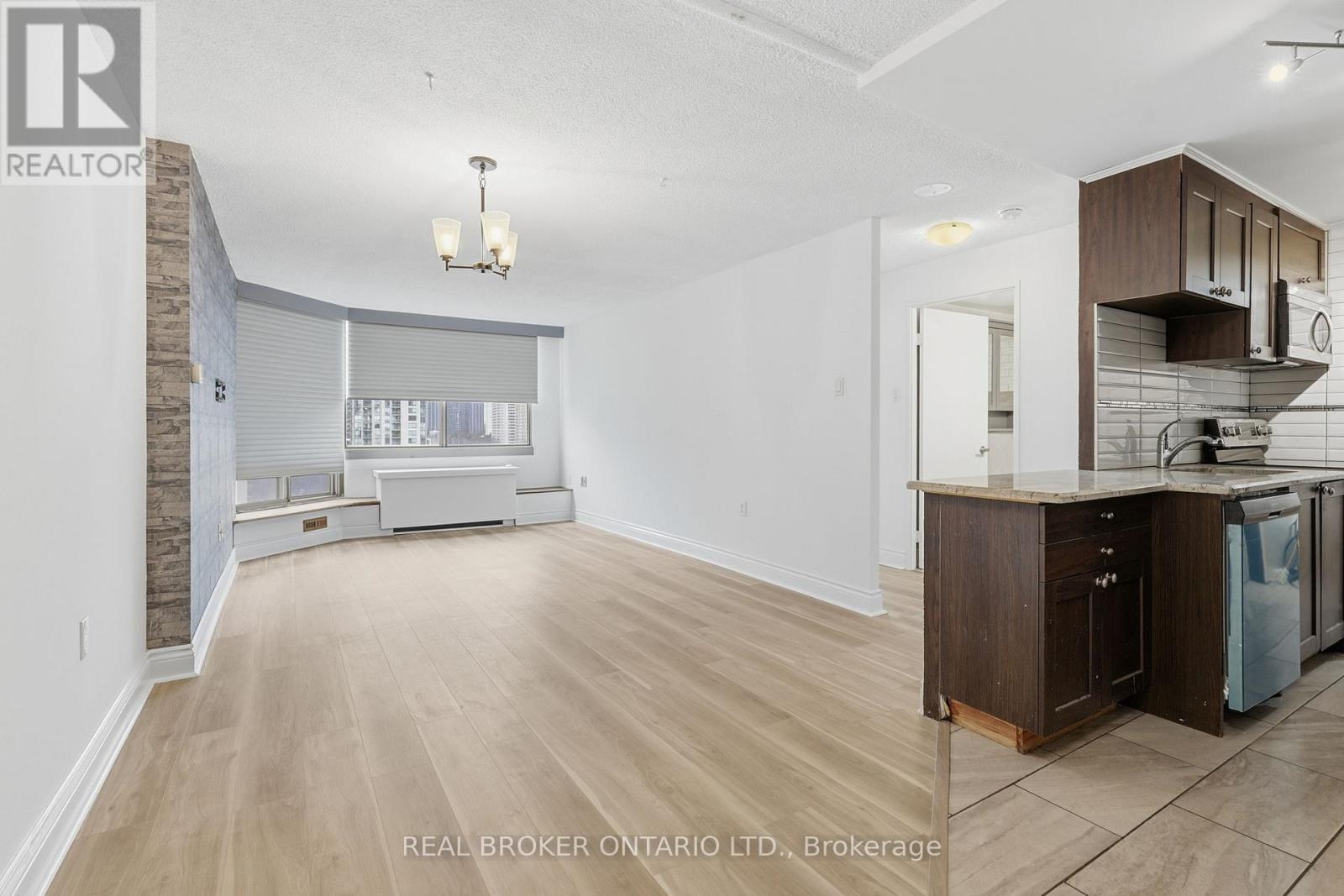 1103 - 25 Fairview Road W, Mississauga (Fairview), Ontario  L5B 3Y8 - Photo 5 - W12895288