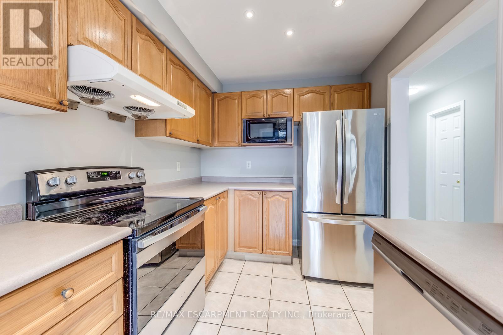 4401 Peter Drive, Burlington, Ontario  L7L 6S6 - Photo 16 - W12895354