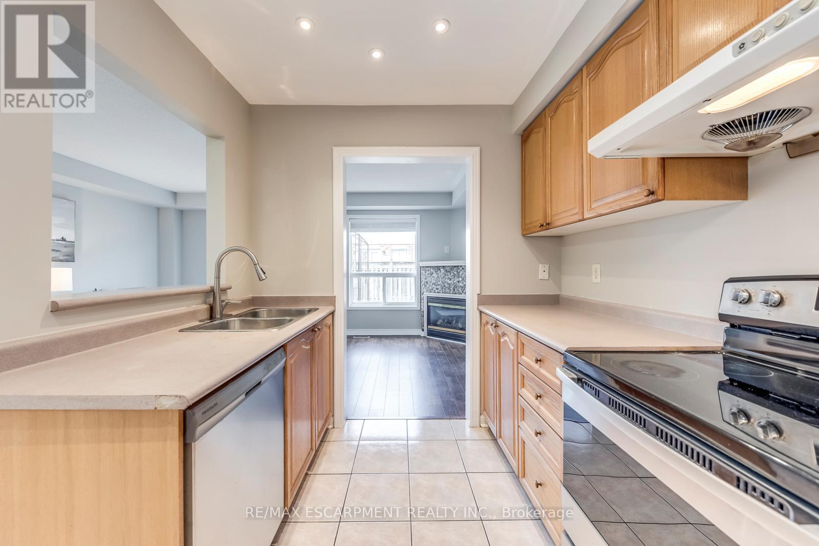 4401 Peter Drive, Burlington, Ontario  L7L 6S6 - Photo 17 - W12895354