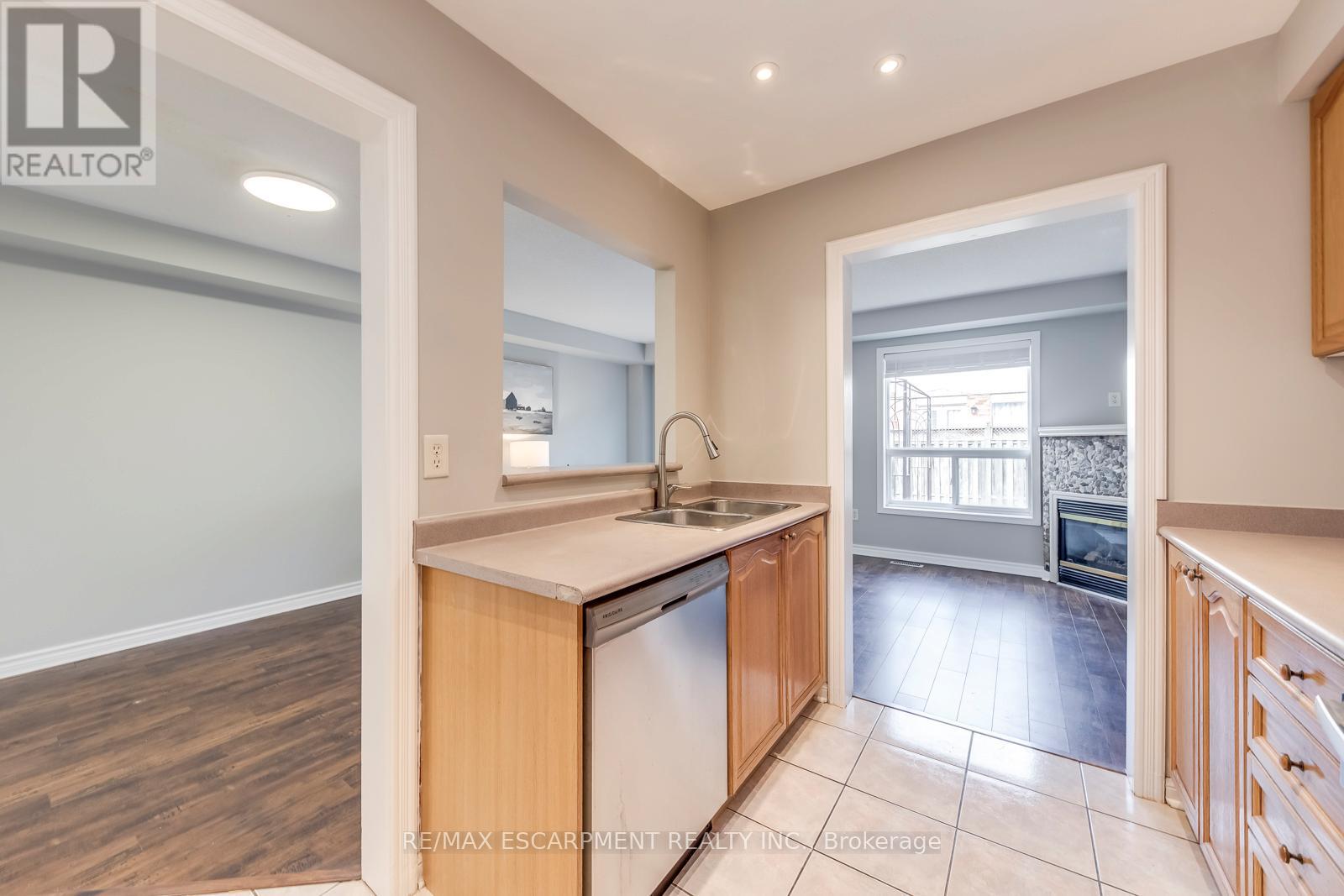 4401 Peter Drive, Burlington, Ontario  L7L 6S6 - Photo 19 - W12895354