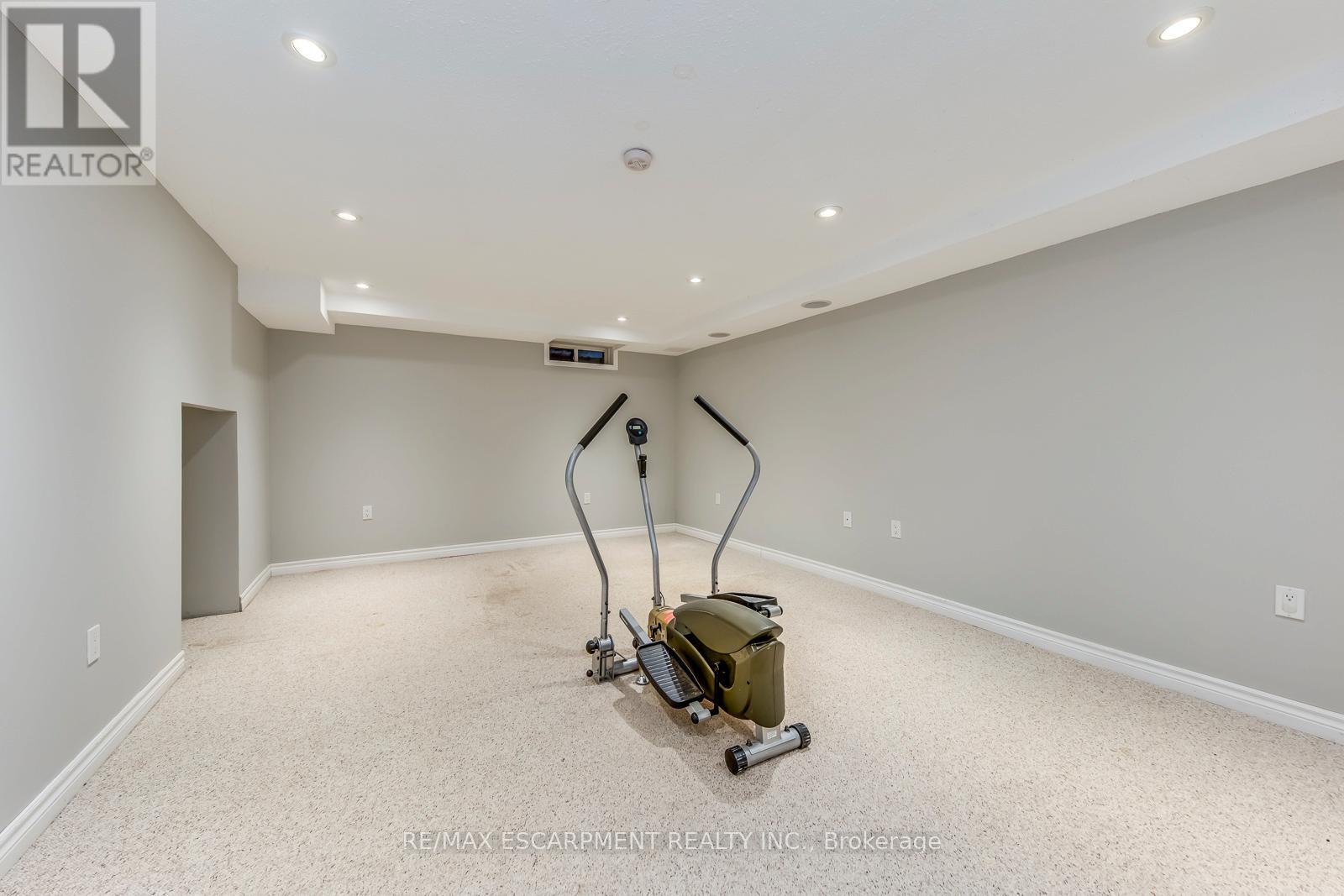 4401 Peter Drive, Burlington, Ontario  L7L 6S6 - Photo 33 - W12895354