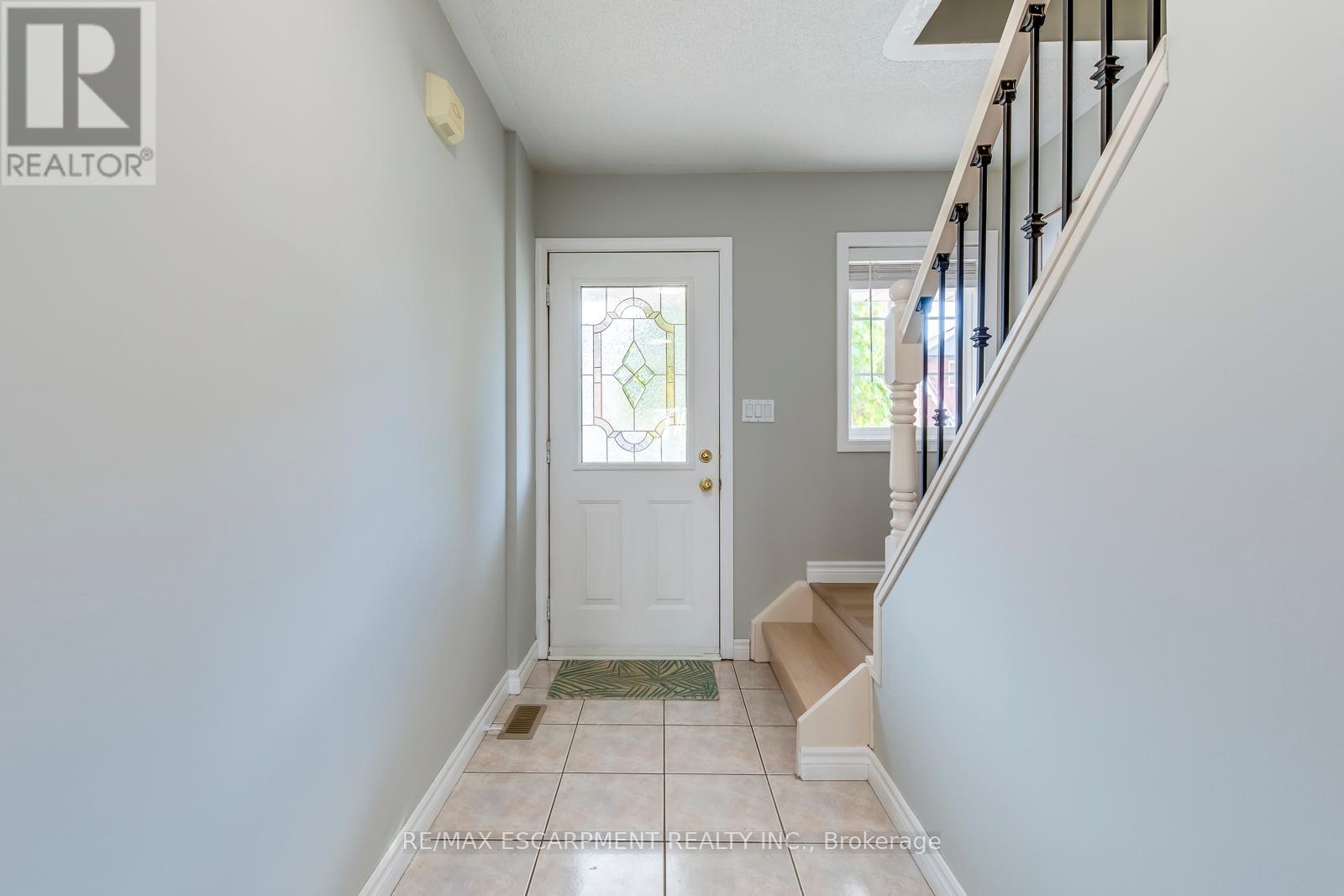 4401 Peter Drive, Burlington, Ontario  L7L 6S6 - Photo 4 - W12895354