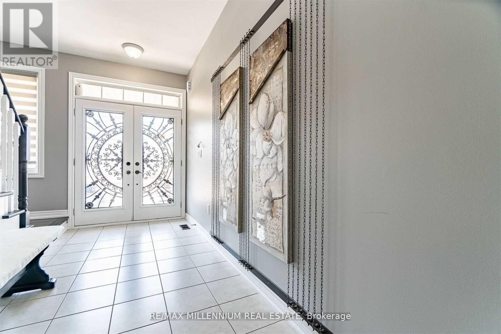 19 Durango Drive, Brampton, Ontario  L6X 2Z2 - Photo 4 - W12895416