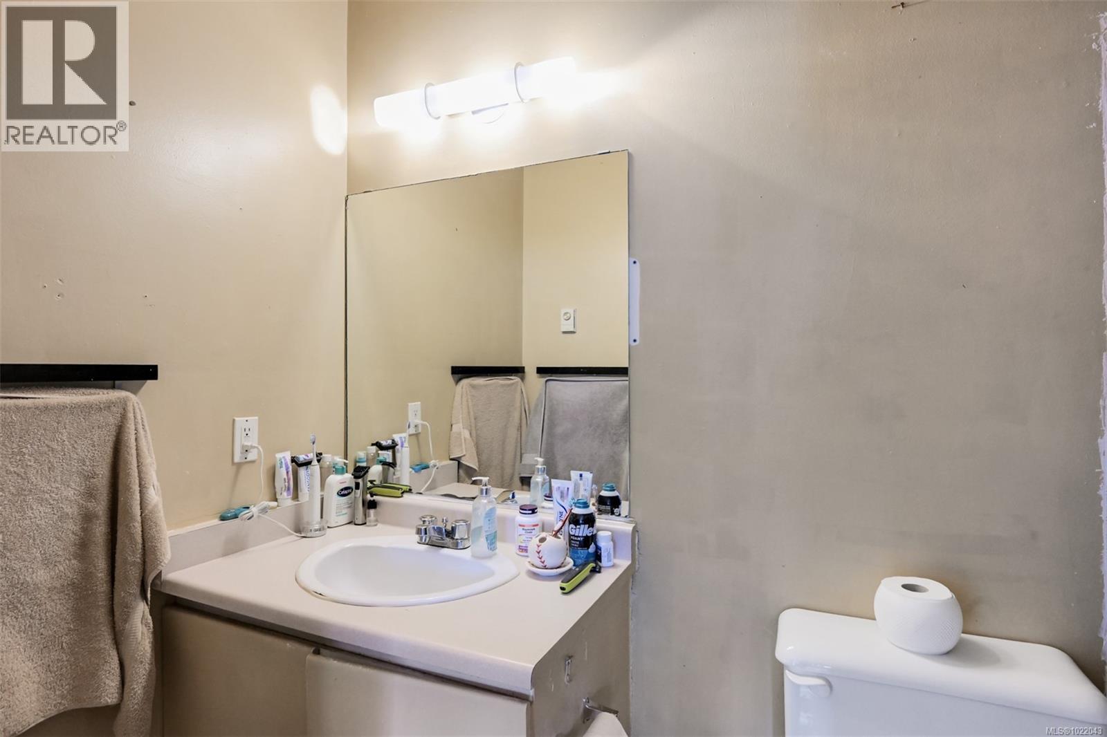 3883 Douglas St, Saanich, British Columbia  V8Z 3M1 - Photo 14 - 1022043