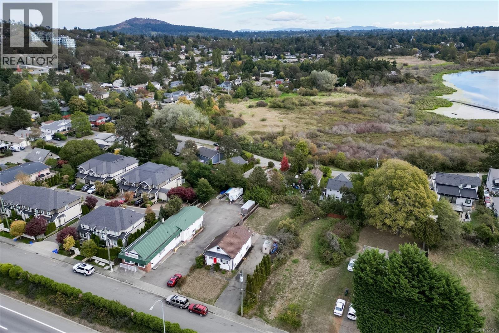 3883 Douglas St, Saanich, British Columbia  V8Z 3M1 - Photo 33 - 1022043