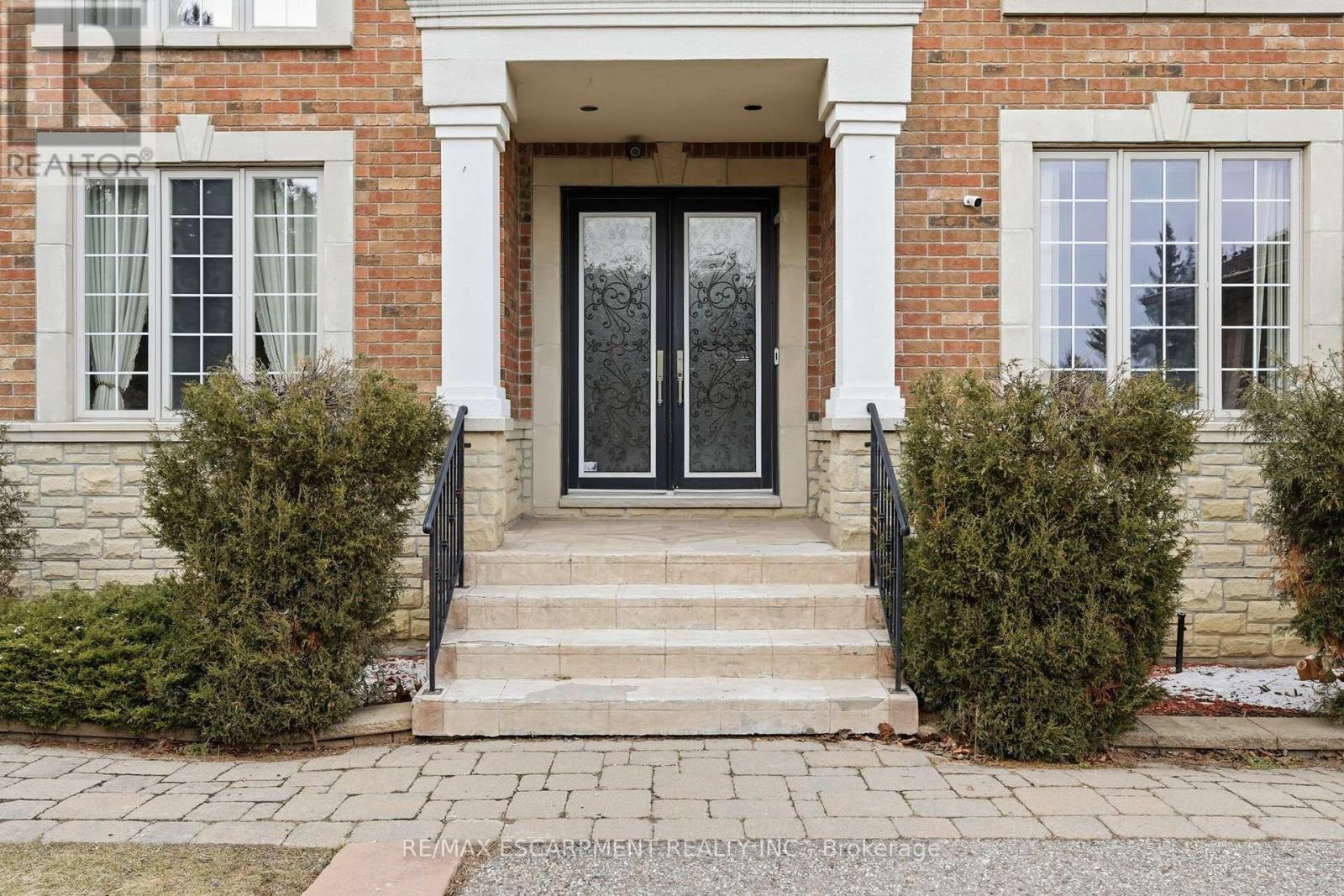 2489 Olinda Court, Mississauga, Ontario  L5C 4P5 - Photo 3 - W12877606