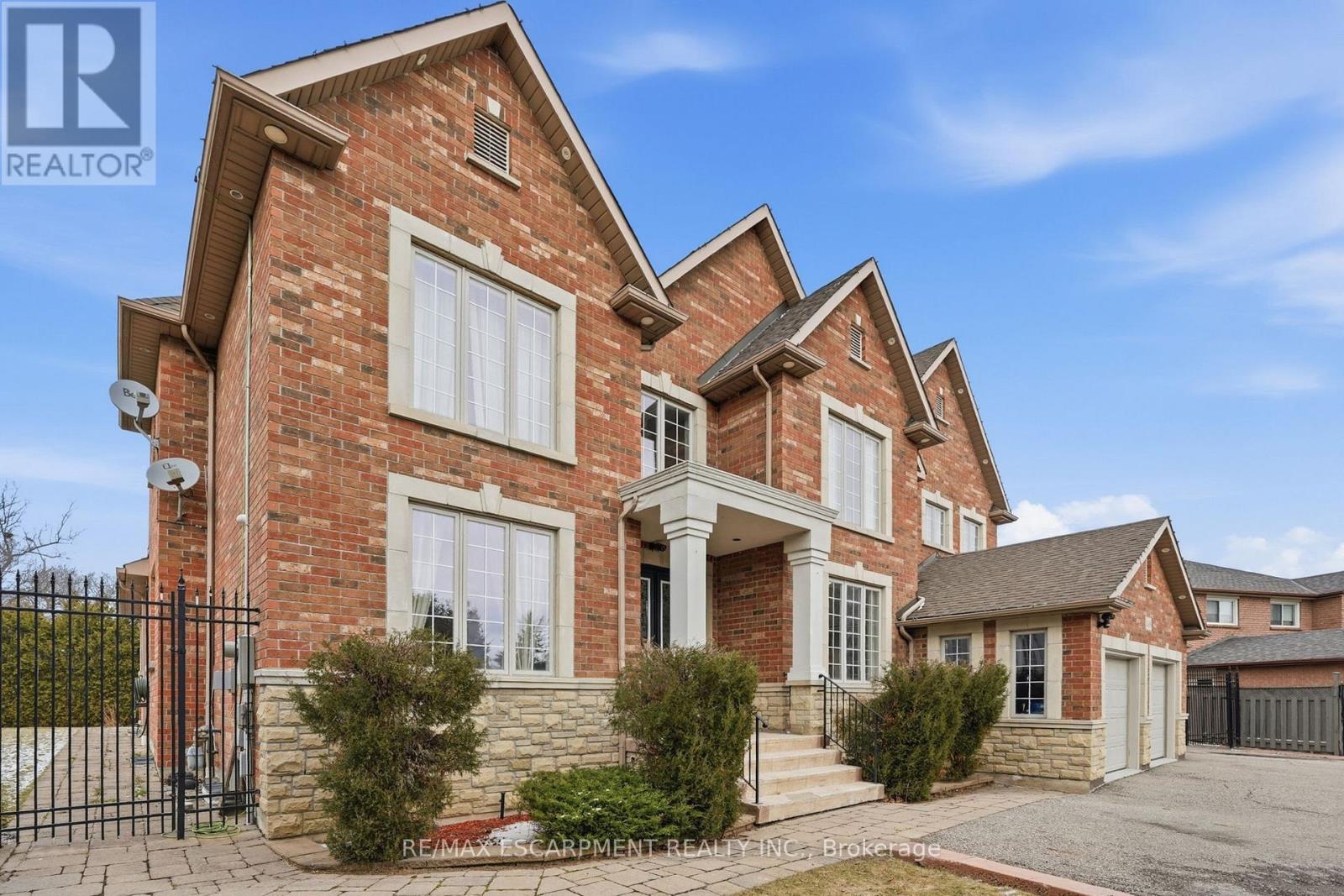 2489 Olinda Court, Mississauga, Ontario  L5C 4P5 - Photo 2 - W12877606